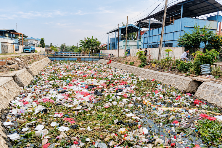 Sampah di Kali PJT Bekasi yang Tak Ada Habisnya: Timbulkan Bau Tak Sedap hingga Ganggu Air PDAM
