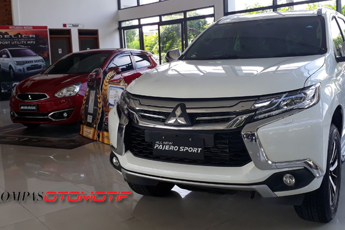 Mitsubishi Pajero Sport dan New Mirage di salah satu diler di Bali.