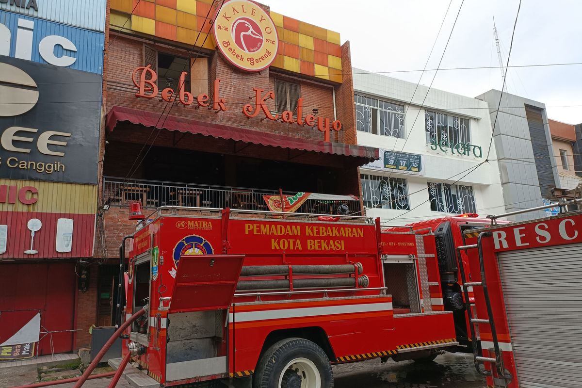 Kebakaran Berhasil Dipadamkan Oleh Dinas Pemadam Kebakaran Kota Bekasi di Restoran Bebek Kaleyo, Ruko Duta Permai, Jakasampurna, Bekasi Barat
