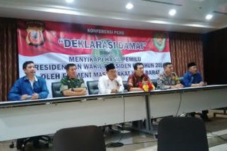 Unsur Muspida Jawa Barat bersama kedua pimpinan kedua relawan capres saat konferensi pers deklarasi damai pemilu 2014 di Jabar, di Hotel Horison, Jalan Pelajar Pejuang, Bandung, Jawa Barat, Senin, (21/7/2014) malam.