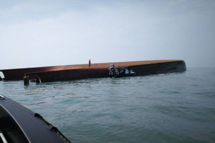 Petugas Badan Penindakan Maritim Malaysia (MMEA) bersama tim pencari berada di lokasi kapal yang terbalik di Parit Jawa, Muar, Johor, Rabu (21/3/2018).