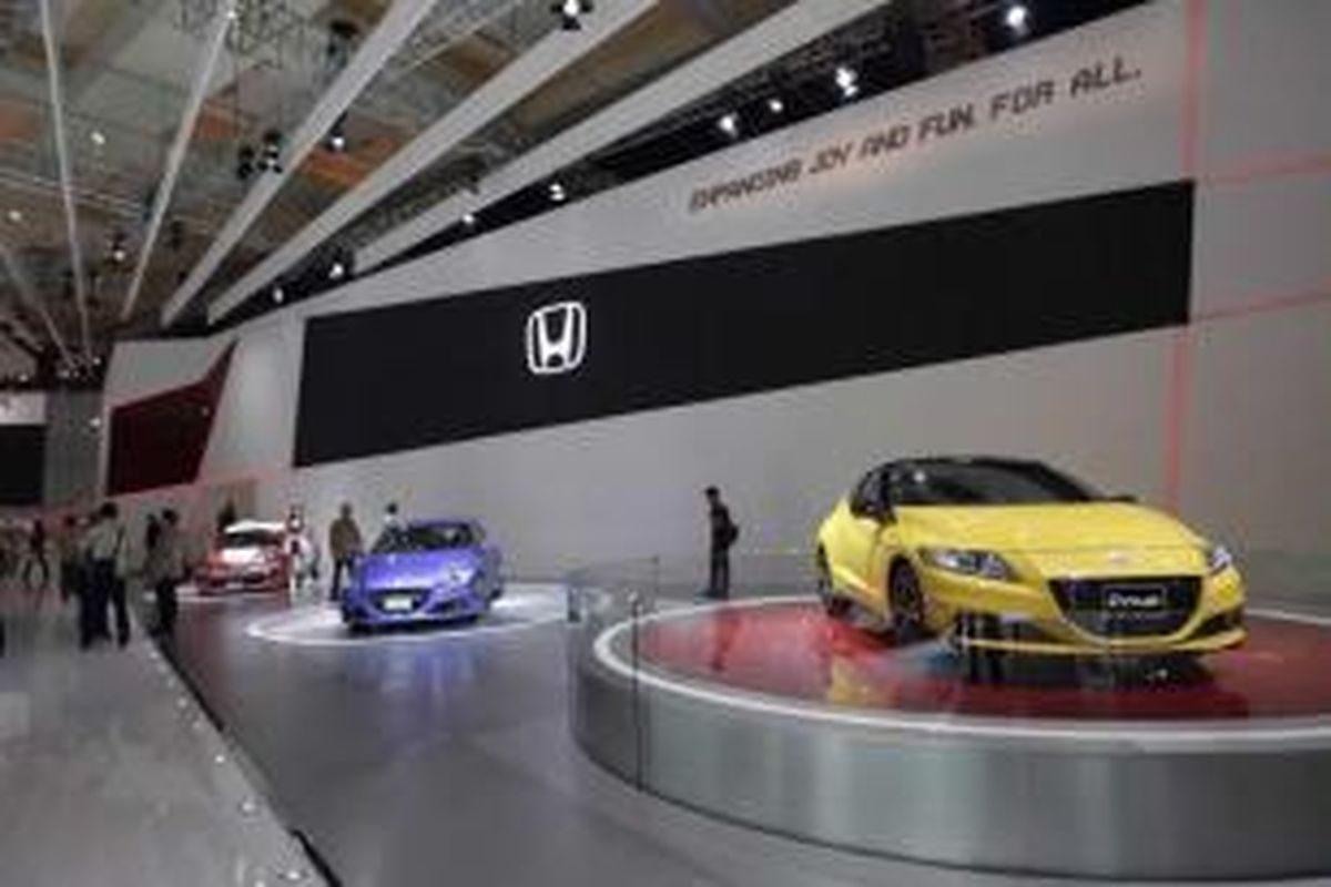 Sejumlah produk mobil dipamerkan di stan Honda dalam acara Indonesia International Motor Show (IIMS) 2013, di Jakarta International Expo, Kemayoran, Jakarta, Kamis (19/9/2013). Acara yang memamerkan berbagai produk kendaraan dari puluhan agen tunggal pemegang merek (ATPM) ini akan berlangsung hingga 29 September.