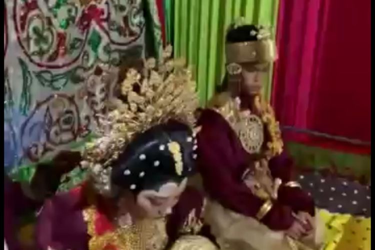 Pasangan pengantin yang masih berusia belasan tahun di Kabupaten Wajo, Sulawesi Selatan. Minggu, (22/5/2022).