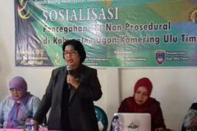 Anggota Komisi IX DPR RI, Irma Suryani, dalam sosialisasi Pencegahan TKI Non-Prosedural di Gedung Balai Desa Sidorahayu, Kecamatan Belitang, Ogan Komering Ulu Timur, Sumatera Selatan, Minggu (6/12/2015).