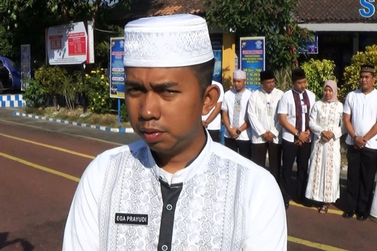 Santri di Magetan, Jawa Timur, yang lahir tanggal 22 Oktober dan menghapal 1 juz Alquran, bisa mengurus SIM gratis, Selasa (22/10/2019).