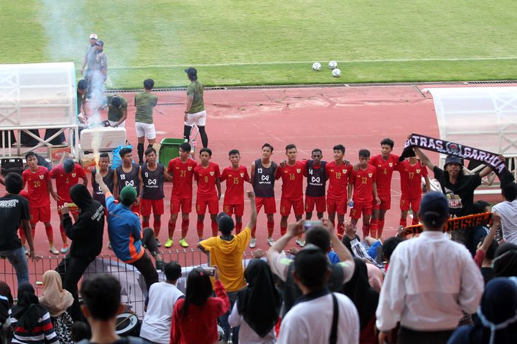 Pemain Timnas Indonesia U-16seusai ujicoba melawan tim juara Soreatin 2019 U-17 PSBK Blitar yang berakhir dengan skor 5-1 menyapa suporter di Stadion Gelora Delta Sidoarjo, Jawa Timur, Kamis (23/01/2020) sore.