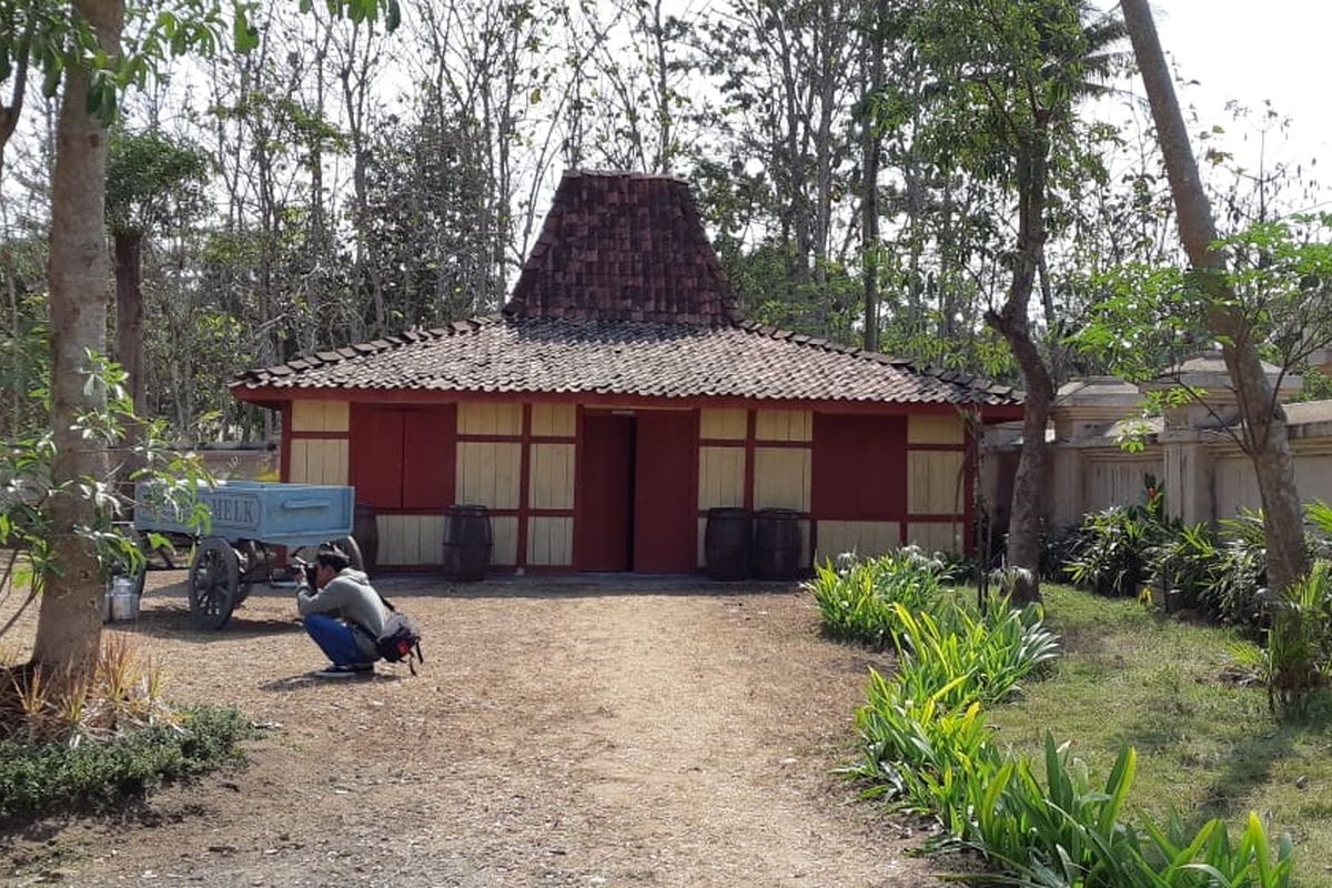 Set pedesaan dan rumah yang digunakan untuk keperluan syuting Bumi Manusia di Desa Gamplong, Yogyakarta. Saat ini, studio tersebut sudah dibuka untuk umum dan dijadikan lokasi wisata. Foto diambil Selasa (13/8/2019).