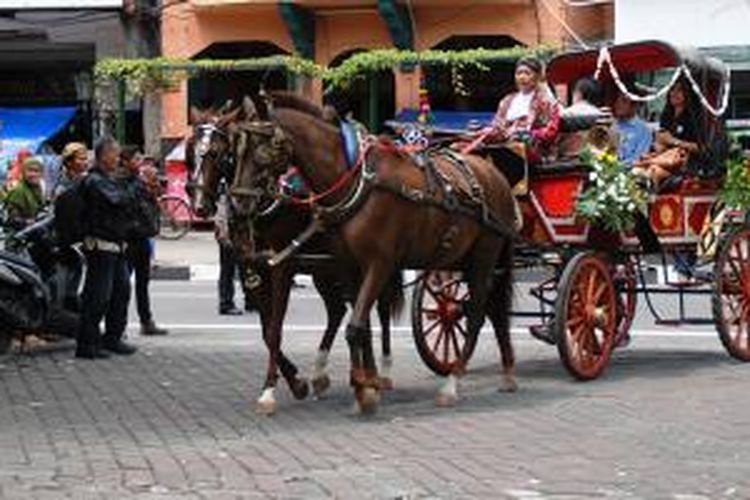 Masyarakat umum dapat menaiki replika Kereta Kencana Keraton Yogyakarta untuk berkeliling daerah Malioboro dan Keraton Yogyakarta.