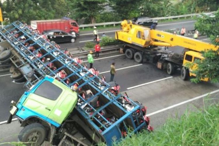 Sebuah truk 5 gandar yang memuat puluhan sepeda motor Honda CBR terguling di ruas tol Jatingaleh-Tembalang Km 10.900, Semarang, Senin (6/3/2017) siang. 