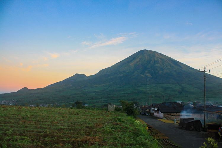 Pemandangan Gunung Sindoro dari Dusun Garung, Wonosobo.