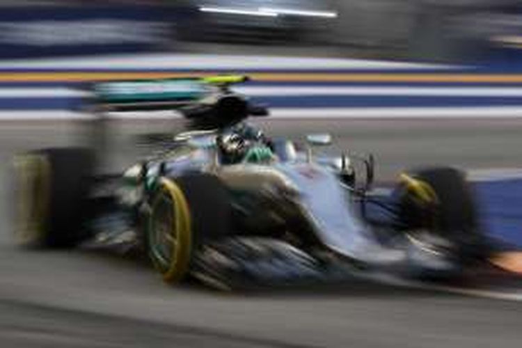 Pebalap Mercedes asal Jerman, Nico Rosberg, memacu mobilnya saat menjalani sesi latihan ketiga GP Singapura di Sirkuit Marina Bay Street, Sabtu (17/9/2016).