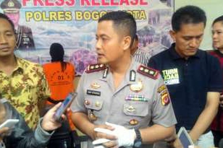 Kapolres Bogor Kota AKBP Andi Herindra saat siaran pers kasus penipuan berkedok investasi, di Mapolres Bogor Kota, Jumat (10/6/2016).