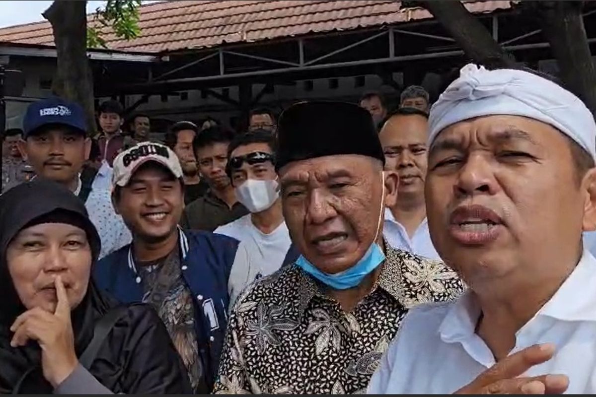 Gubernur Jawa Barat Dedi Mulyadi berkumpul dengan sejumlah warga Subang yang menunggak pajak kendaraan bermotor di Samsat setempat, Kamis (20/1/2025).