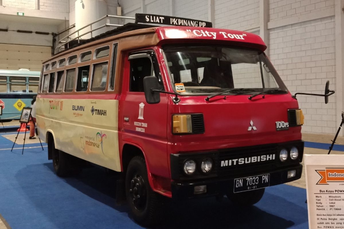 Bus atau Oto Pownis yang merupakan alat transportasi masal era 1970an di Bangka, saat dipamerkan dalam ajang pameran otomotif INAPA 2018 di JIExpo, Jakarta, (22/3/2018). 