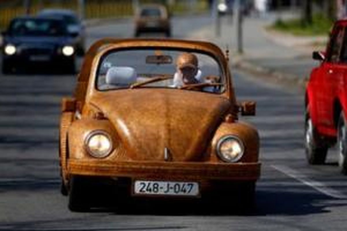 Momir Bojic kendarai VW Beetle kayu