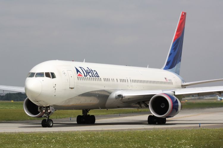 Ilustrasi pesawat Delta Air Lines. Penerbangan Delta Air Lines 133 terpaksa putar balik menuju bandara keberangkatan karena belatung berjatuhan dari bagasi kabin.