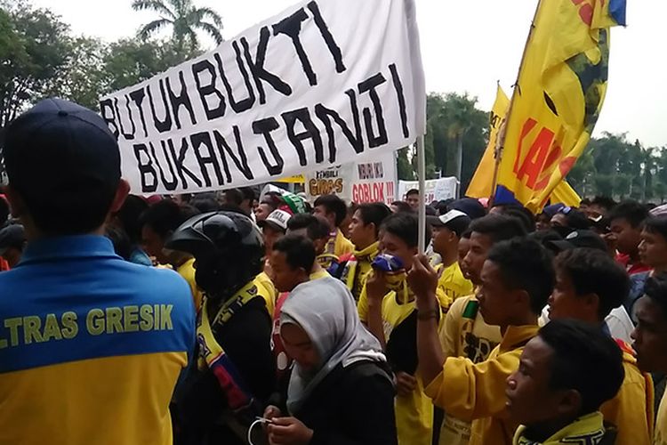 Ratusan Ultras Mania saat melakukan aksi di depan Kantor Bupati Gresik, Kamis (3/8/2017).