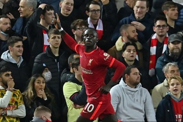 Selebrasi Sadio Mane usai mencetak gol dalam laga Liverpool vs Arsenal pada pekan ke-12 Liga Inggris 2021-2022.