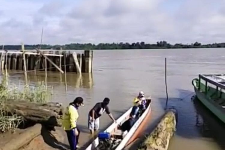 Gambaran sungai Sesayap KTT Kaltara tukang tambangan ketinting tengah menyiapan perahunya utuk menyeberangi sungai habitat buaya dengan luas 4 kali lapangan bola (dok wakil ketua Formalindo kaltara Erix Hutasoit)