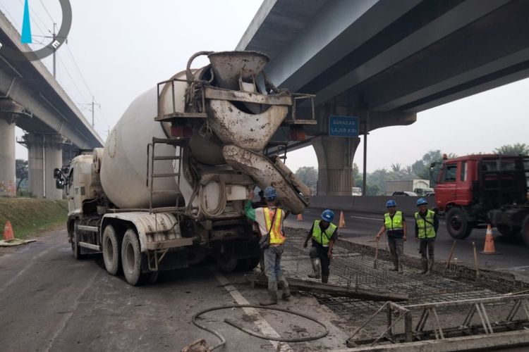 Ilustrasi pengerjaan jalan di Tol Jakarta-Cikampek