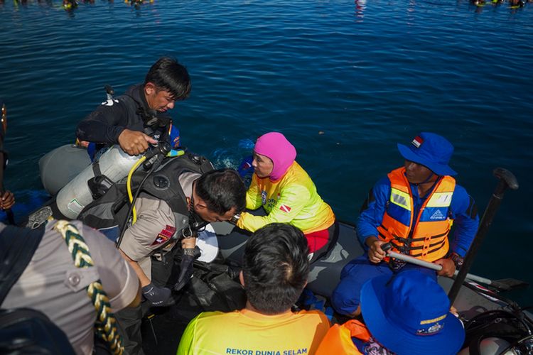 Ketua Wanita Selam Indonesia (WASI) Tri Tito Karnavian dan Kapolri Jenderal (Pol) Tito Karnavian dalam aksi pemecahan rekor dunia selam Guinness World Records di Pantai Manado, Kawasan Megamas, Manado, Sulawesi Utara, Sabtu (3/8/2019).