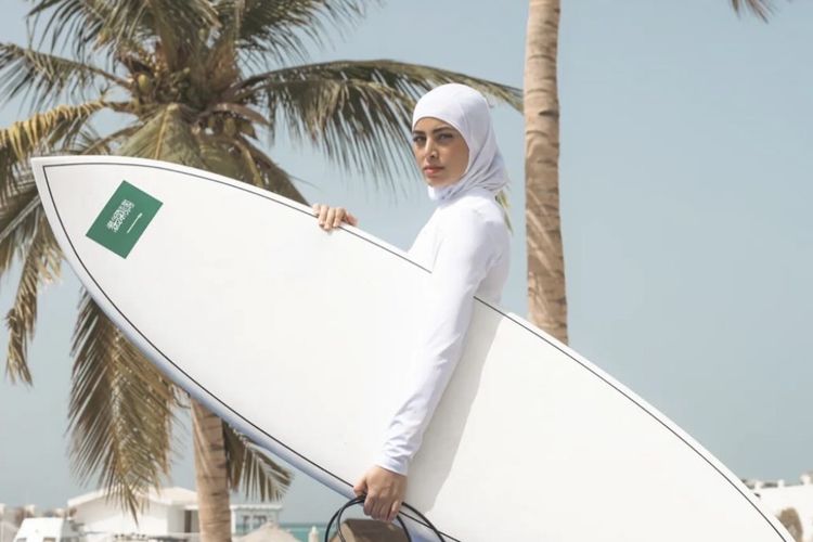 Profil Lamar Mufti, Peselancar Berhijab Arab Saudi di Panggung Dunia