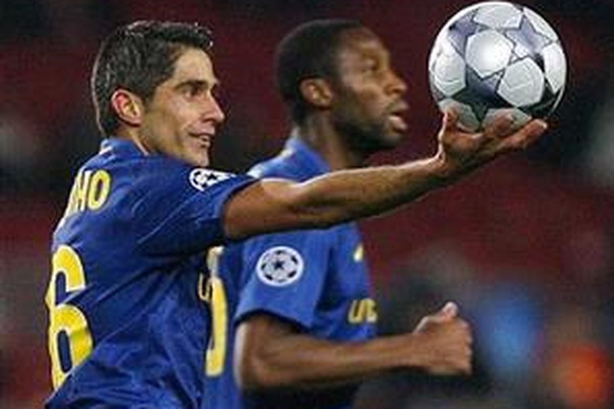 Bek Barcelona, Sylvinho, siap mematikan kegesitan Cristiano Ronaldo.