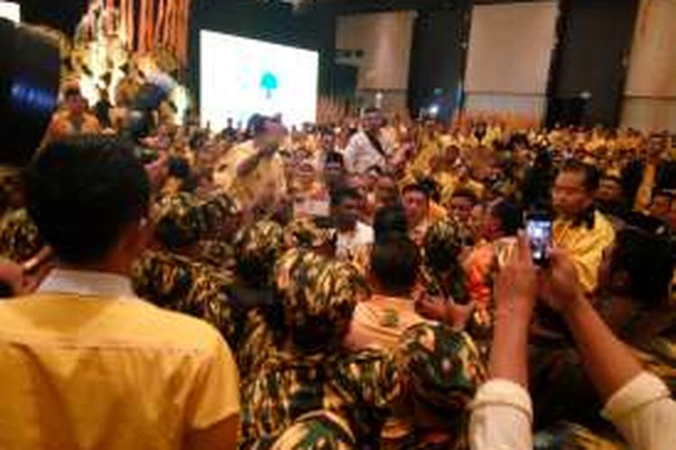 Suasana kericuhan saat sidang pleno verifikasi peserta Munaslub di Bali Nusa Dua Conventions Center, Minggu (15/5/2016).