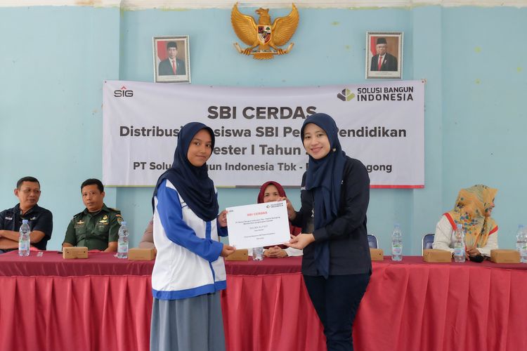 General Affairs & Community Relations Manager SBI Pabrik Narogong Nur Lailiyah, secara simbolis menyerahkan beasiswa kepada salah satu perwakilan dari 463 siswa penerima program beasiswa SBI Peduli Pendidikan.