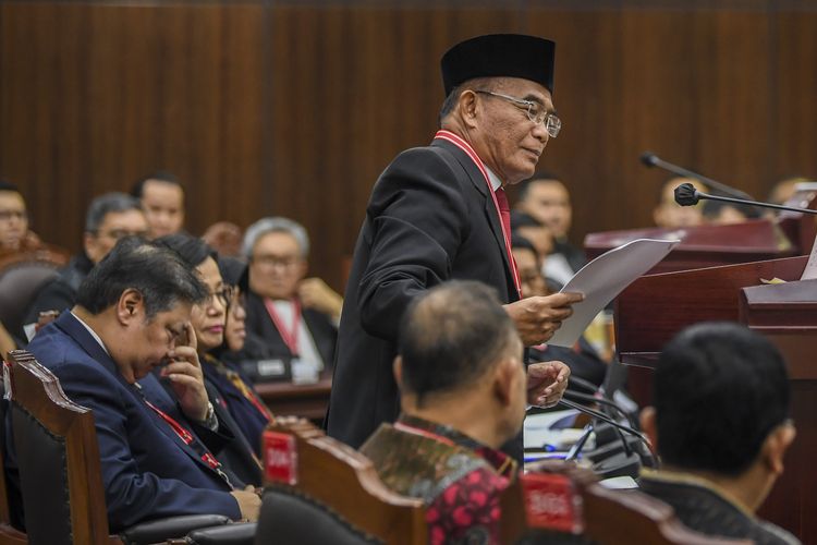 Menko PMK Muhadjir Effendy (kanan) mengikuti sidang lanjutan sengketa hasil Pilpres 2024 di Mahkamah Konstitusi, Jakarta, Jumat (5/4/2024). Sidang lanjutan tersebut beragendakan mendengarkan keterangan empat menteri yaitu Menko PMK, Menko Perekonomian, Menkeu dan Mensos serta Ketua Dewan Kehormatan Penyelenggara Pemilu (DKPP).