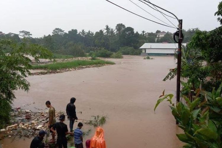 Banjir di Pasir Putih tepatnya terjadi di Blok Wadas RT 03/04, Pasir Putih, Sawangan, Kota Depok. Banjir muncul sekitar pukul 17.00 WIB.