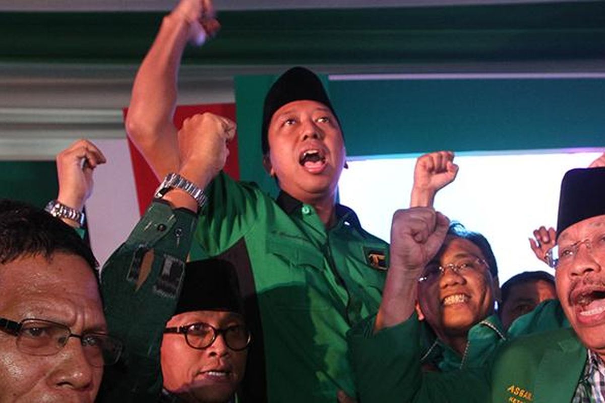 Ketua Umum DPP Partai Persatuan Pembangunan (PPP) terpilih, Romahurmuziy, menerima selamat dari peserta Muktamar VIII PPP, di Jakarta, Sabtu (9/4/2016). Romahurmuziy terpilih secara aklamasi melalui musyawarah mufakat menjadi ketua umum PPP periode 2016-2020.