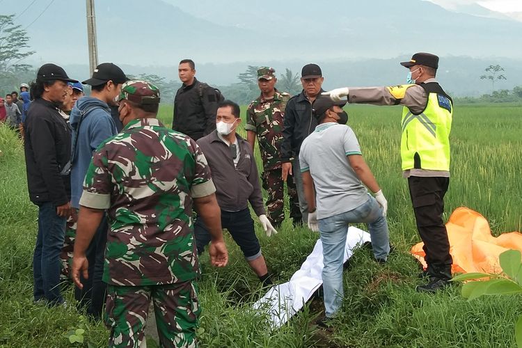 Proses evakuasi mayat berhelm di Secang, Magelang, Selasa (6/2/2024).