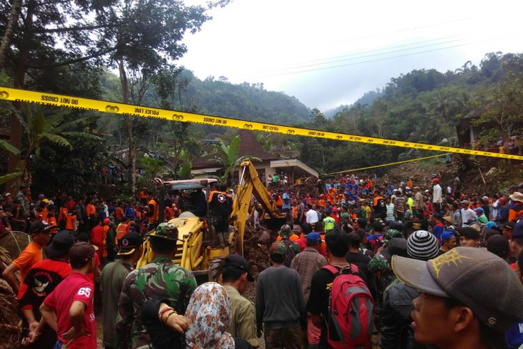 Proses evakuasi korban banjir bandang di Desa Sambungrejo, Kecamatan Grabag, Kabupaten Magelang, Minggu (30/4/2017).