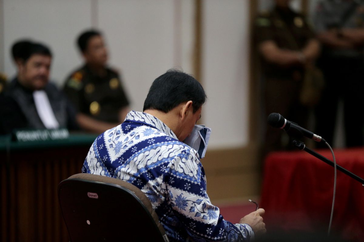 Terdakwa kasus dugaan penodaan agama, Basuki Tjahaja Purnama atau Ahok mengikuti sidang pembacaan putusan di Pengadilan Negeri Jakarta Utara di Auditorium Kementerian Pertanian, Jakarta Selatan, Selasa (9/5/2017). Majelis hakim menjatuhkan hukuman pidana 2 tahun penjara. Basuki Tjahaja Purnama dan kuasa hukumnya menyatakan banding. POOL/KOMPAS IMAGES/KRISTIANTO PURNOMO