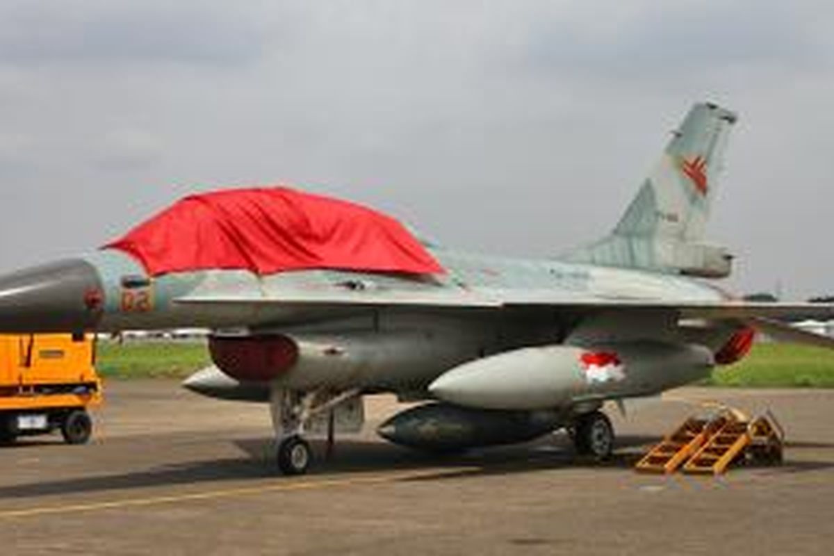 F-16B Block 15 milik TNI AU dengan registrasi TS-1602 di Lanud Halim Perdanakusuma (9/4/2012).