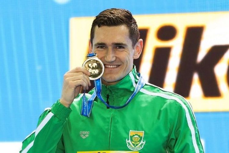 Cameron Van Der Burgh saat meraih medali emas nomor gaya dada 50 meter putra pada ajang FINA World Swimming Championships yang digelar di Hangzhou Olympic Sports Expo, Hangzhou, China, 16 Desember 2018.