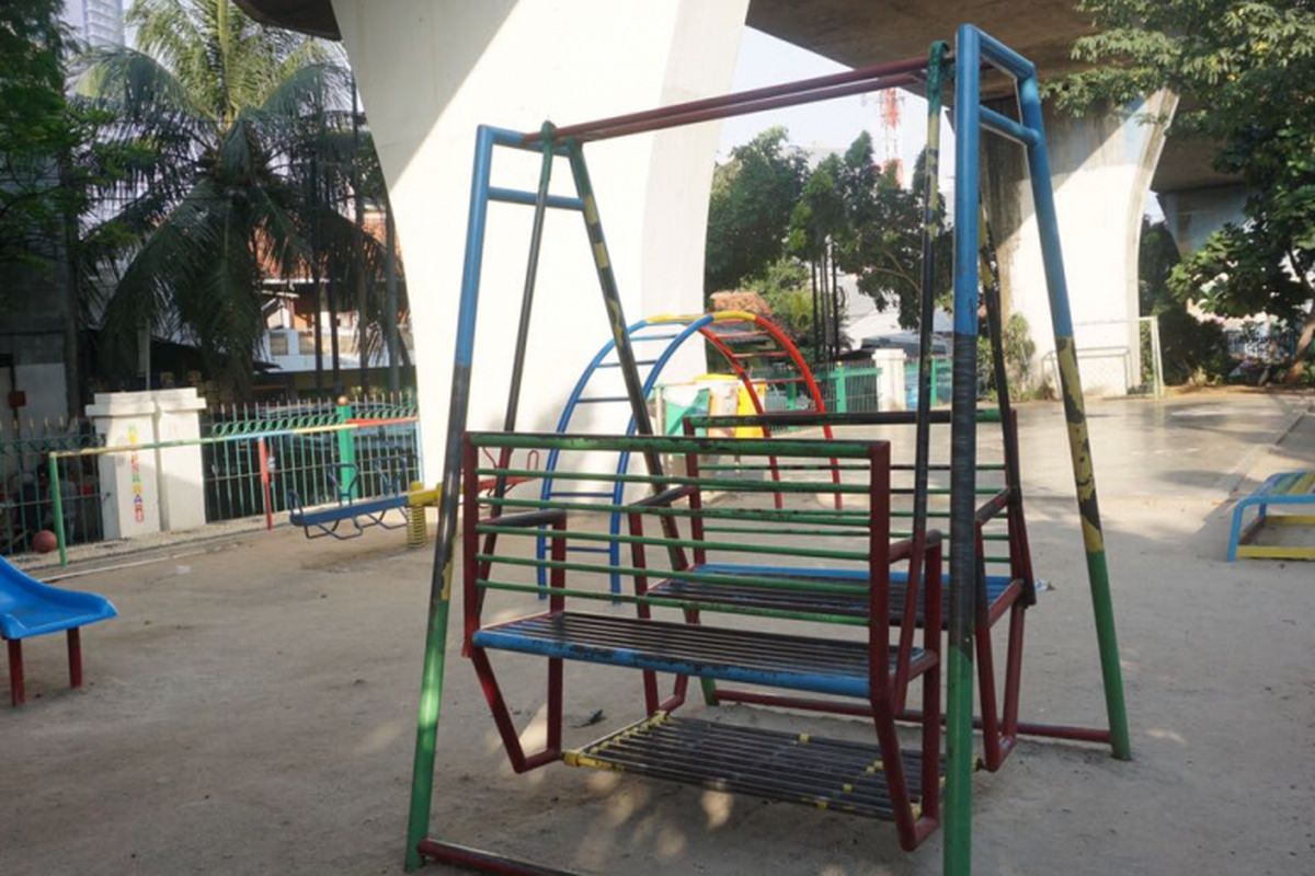 RPTRA Pintu Air di kolong perlintasan rel kereta api dibangun seluas 758 meter persegi. Sejumlah fasilitas permainan anak-anak seperti ayunan, prosotan tersedia di RPTRA ini. Ada juga lapangan futsal dengan lantai semen yang juga dilengkapi dua gawang.   Fasilitas lain juga tersedia seperti toilet umum dan toilet ramah penyandang disabilitas. Ada juga ruang laktasi atau ruang bagi ibu menyusui, ruang baca,  ruang  diskusi, dan ruang serbaguna yang mampu memuat 50 hingga 60 orang.  Pengeloal juga menyediakan fasilitas jaringan WiFi gratis bagi para pengunjung, Jumat (18/5/2018).