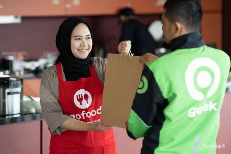 Pelaku UMKM menyerahkan pesanan kepada mitra GoRide.