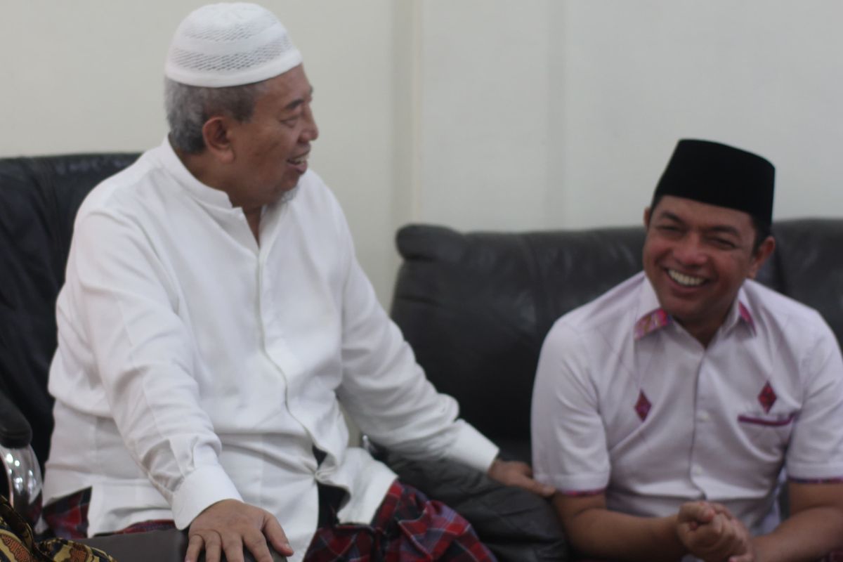 Zahrul Azhar Asumta atau Gus Hans, saat sowan kepada KH. Tamim Romly, salah satu kiai sepuh sekaligus jajaran pengasuh Pondok Pesantren Darul Ulum, Rejoso, Peterongan, Kabupaten Jombang, Jawa Timur, Kamis (29/8/2024).