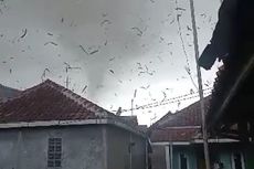 Angin Puting Beliung Terjang Wilayah Sumedang, Disertai Hujan Deras Sapu Puing-puing Bangunan