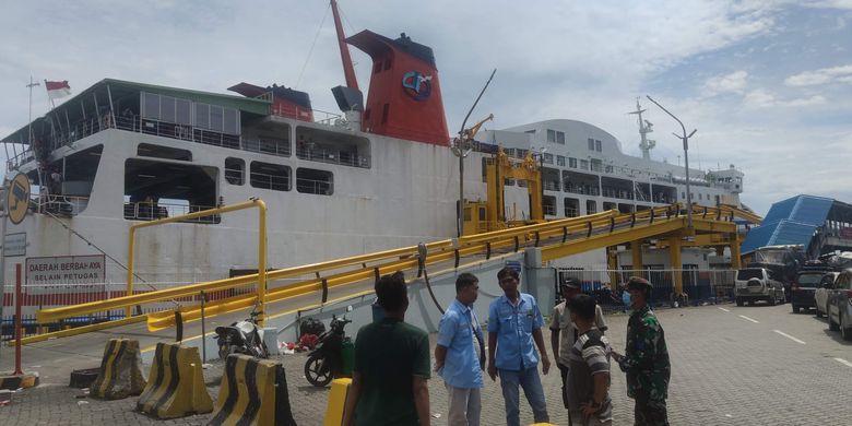 Suasana menunggu masuk kapal di Dermaga 3 Pelabuhan Merak, Banten, Selasa (26/4/2022).