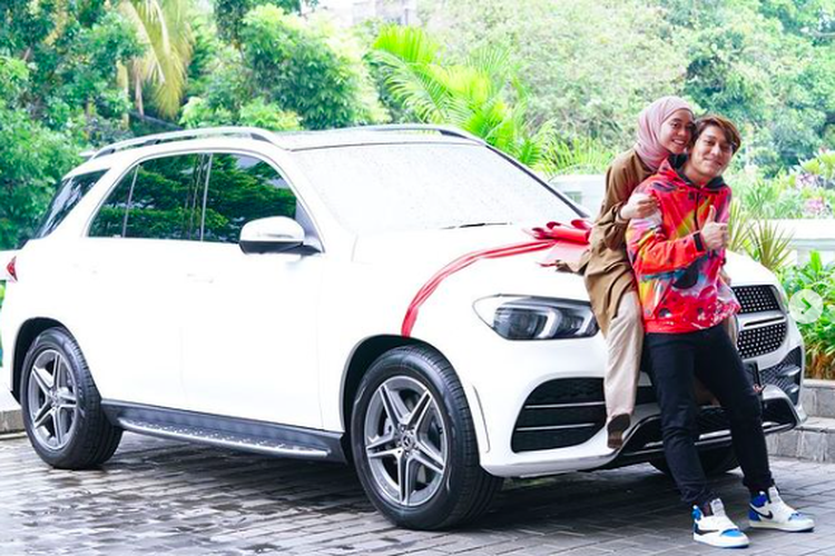 Rizky Billar hadiahkan mobil mewah untuk Lesti Kejora yang berulang tahun ke-22
