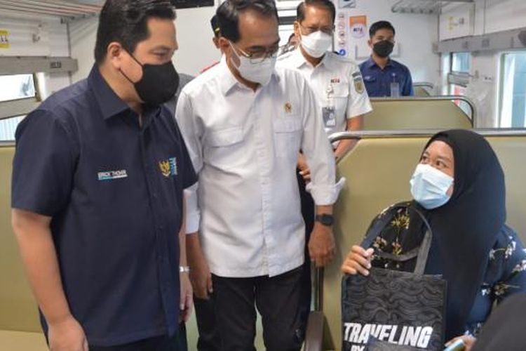 Menteri Perhubungan Budi Karya Sumadi bersama Menteri BUMN Erick Thohir sedang hadir dalam acara uji coba jalur kereta api Cibatu-Garut. 