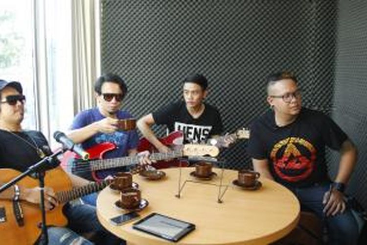 Band Rocket Rockers, yang terdiri dari (kiri ke kanan) Aska (gitar, voval), Bhisma (bas), Samuel (pemain gitar tambahan), dan Ozom (drum), tampil dalam live streaming (tayangan langsung melalui internet) acara bincang-bincang K-Akustik, di kantor rumah produksi Sinergi, Jalan Palmerah Barat, Jakarta Pusat, Kamis (15/1/2015).