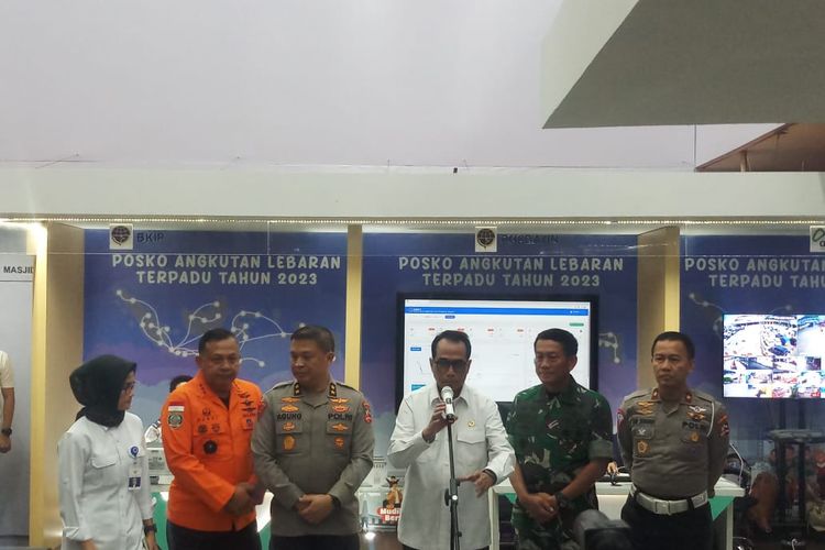 Menteri Perhubungan Budi Karya Sumadi saat membuka Posko Angkutan Lebaran Terpadu 2023 di Kantor Kemenhub, Jakarta, Jumat (14/4/2023). 