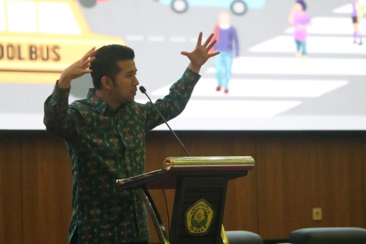 Wakil Gubernur Jatim Emil Dardak saat berkunjung ke Universitas Jember menjadi pemateri dalam kegiatan UNEJ Expo IT 2020. 