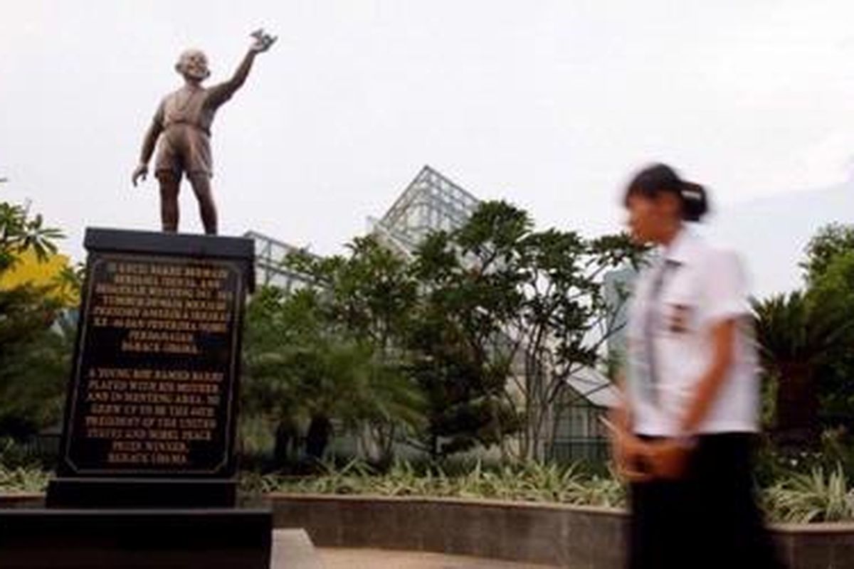 Pengunjung menyaksikan patung Barack Obama kecil di Taman Menteng, Jakarta, Kamis (10/12/2009). Patung terbuat dari bahan perunggu dengan tinggi dua meter dan berada di tegah-tangah taman dengan berat 30 kilogram tersebut dibuat oleh perupa  Edi Chaniago. KOMPAS IMAGES/KRISTIANTO PURNOMO