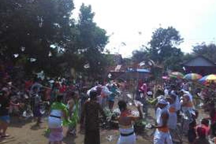 Warga Dusun Dawung, Desa Banjarnegoro, Kecamatan Mertoyudan, Kabupaten Magelanf, menggelar Tradiso Perang air menyambut Ramadhan, Minggu (5/6/2016).