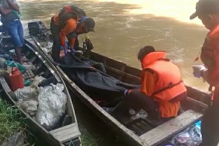 Tim SAR mengevakuasi satu lagi korban tewas tenggelam di Sungai Antuan, Desa Muara Paiti, Kecamatan Kapur IX, Kabupaten Limapuluh Kota, Sumbar, Jumat (14/5/2021).